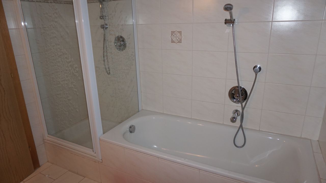 großes Badezimmer mit Dusche und Badewanne großes Badezimmer mit Dusche und Badewanne